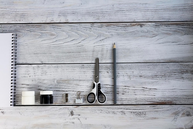 Detail pracovného stola s nitkami a ihlou